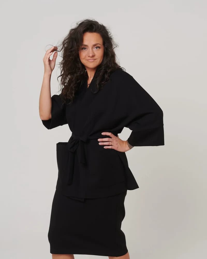 Kimono Coolest Vibes — melna